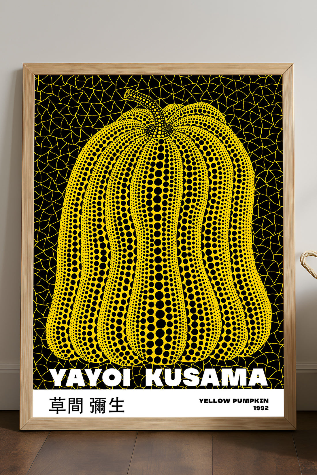 Yayoi Kusama sarı balkabağı siyah zeminli sergi posteri