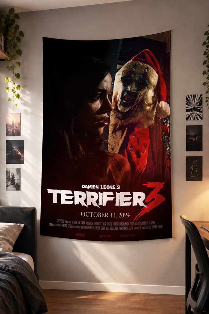 Kırmızı zeminde Noel şapkalı palyaço figürlü Terrifier 3 duvar örtüsü – 2. görsel