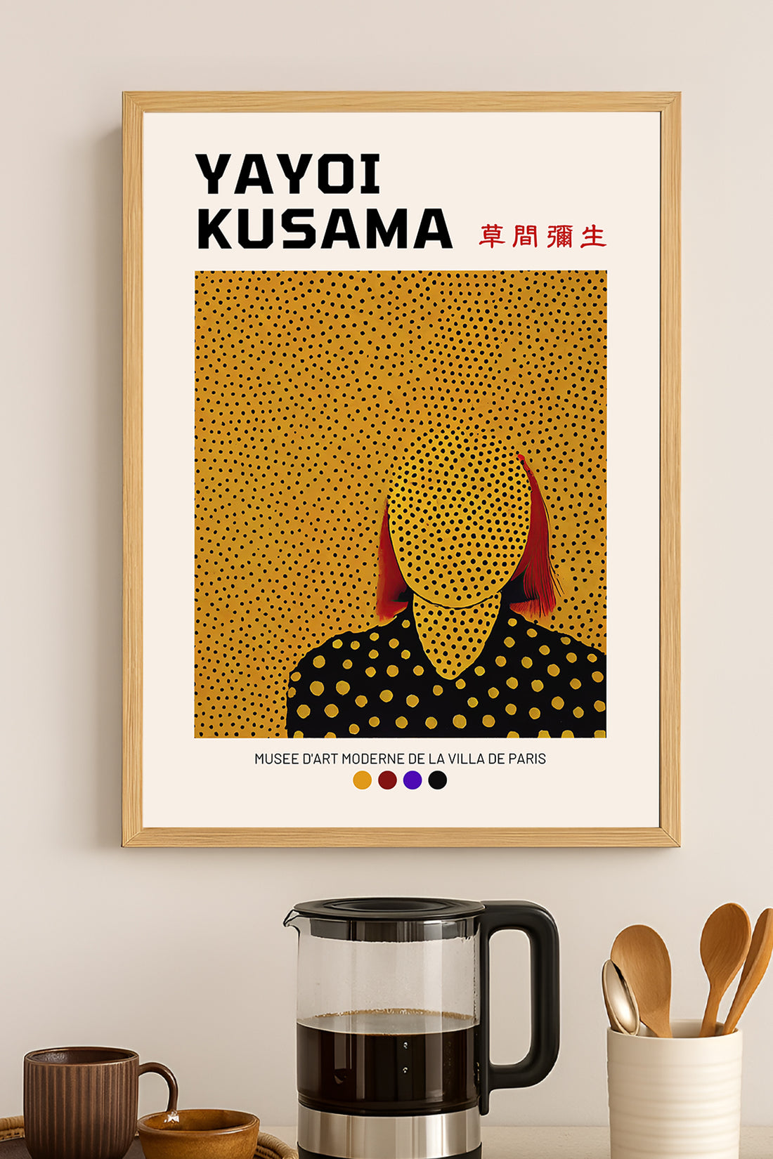 Yayoi Kusama sarı puantiyeli zemin ve figür sergi posteri – 3. görsel