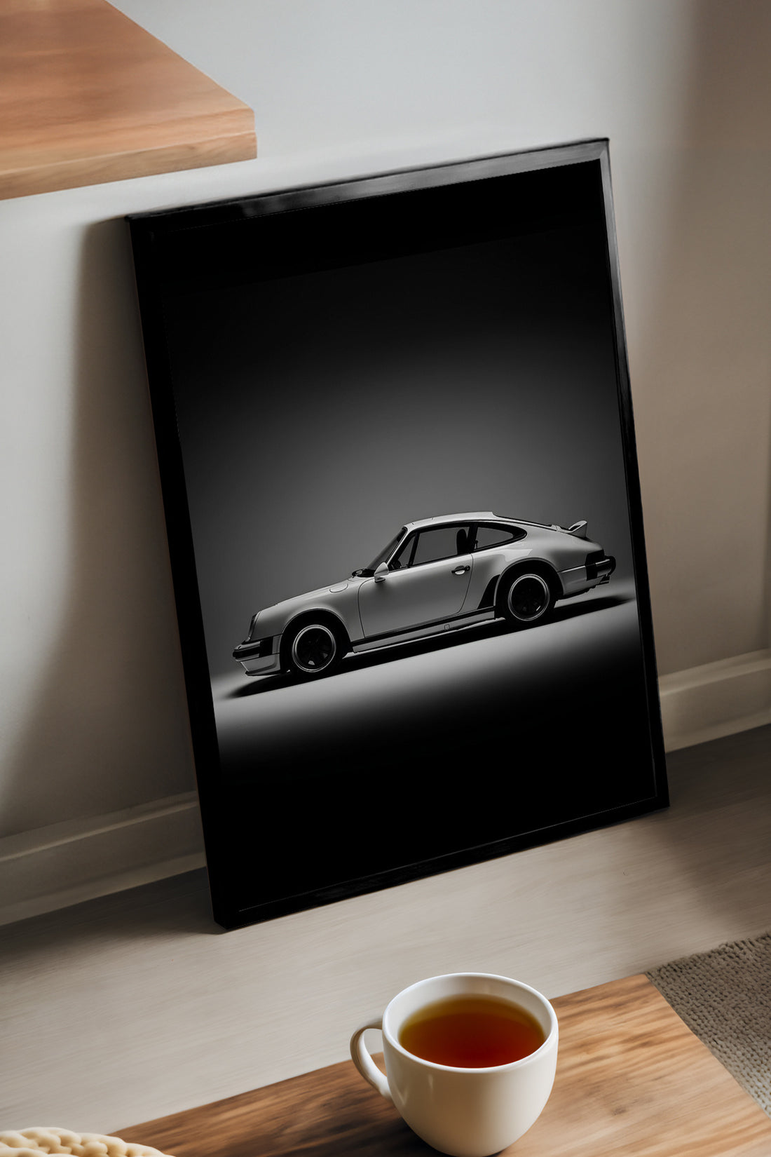 Karanlık stüdyo ışığında gümüş klasik Porsche 911 posteri – 3. görsel