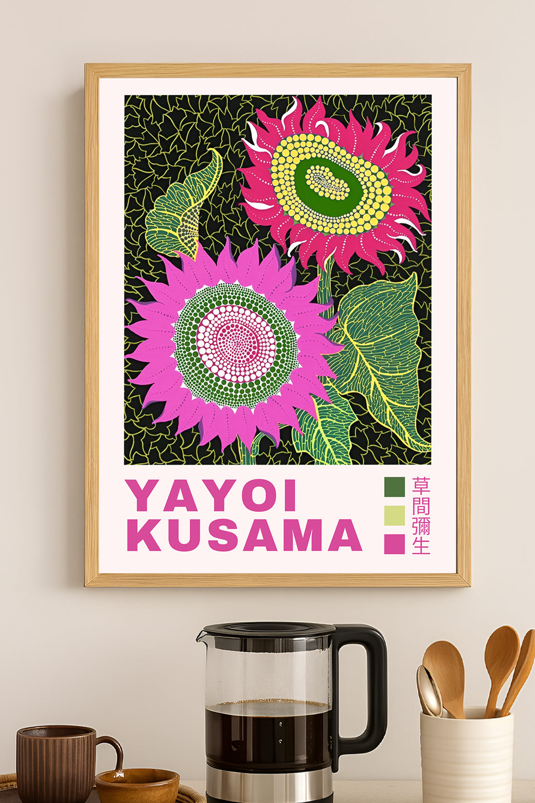 Yayoi Kusama pembe puantiyeli çiçekler koyu zeminli posteri – 3. görsel