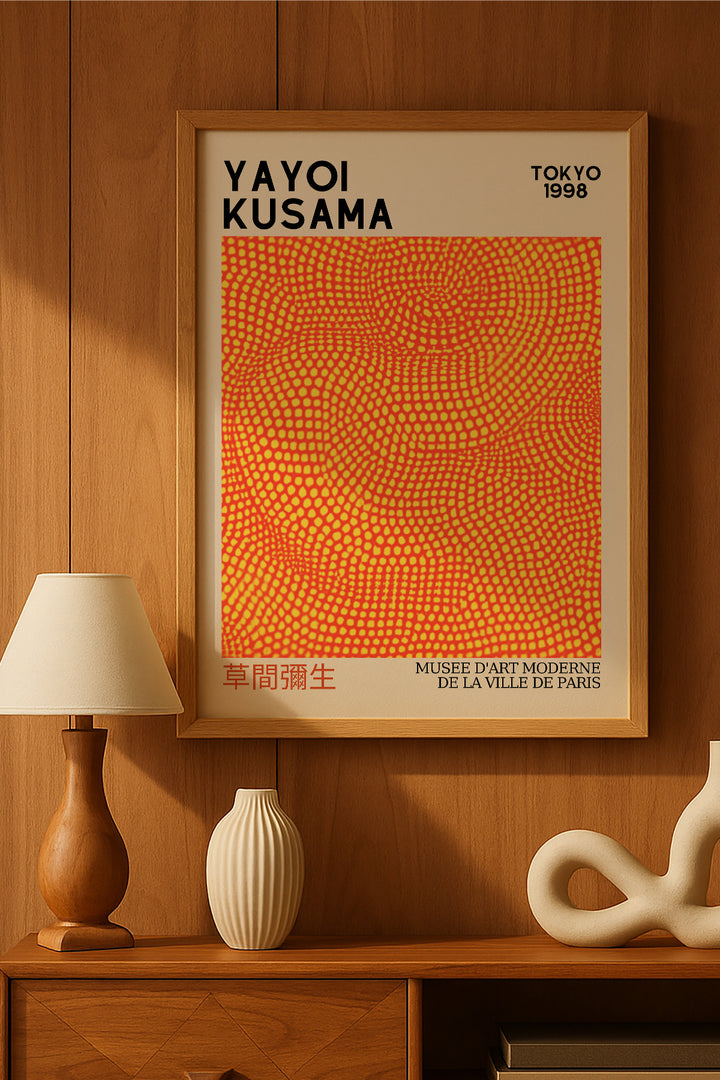 Yayoi Kusama turuncu noktalı dalga desenli sergi posteri – 2. görsel