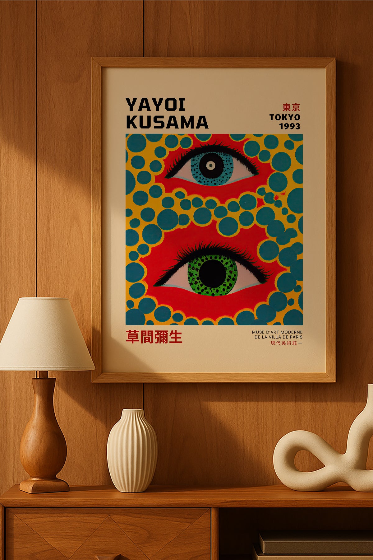 Yayoi Kusama kırmızı gözler sarı mavi noktalı sergi posteri – 2. görsel