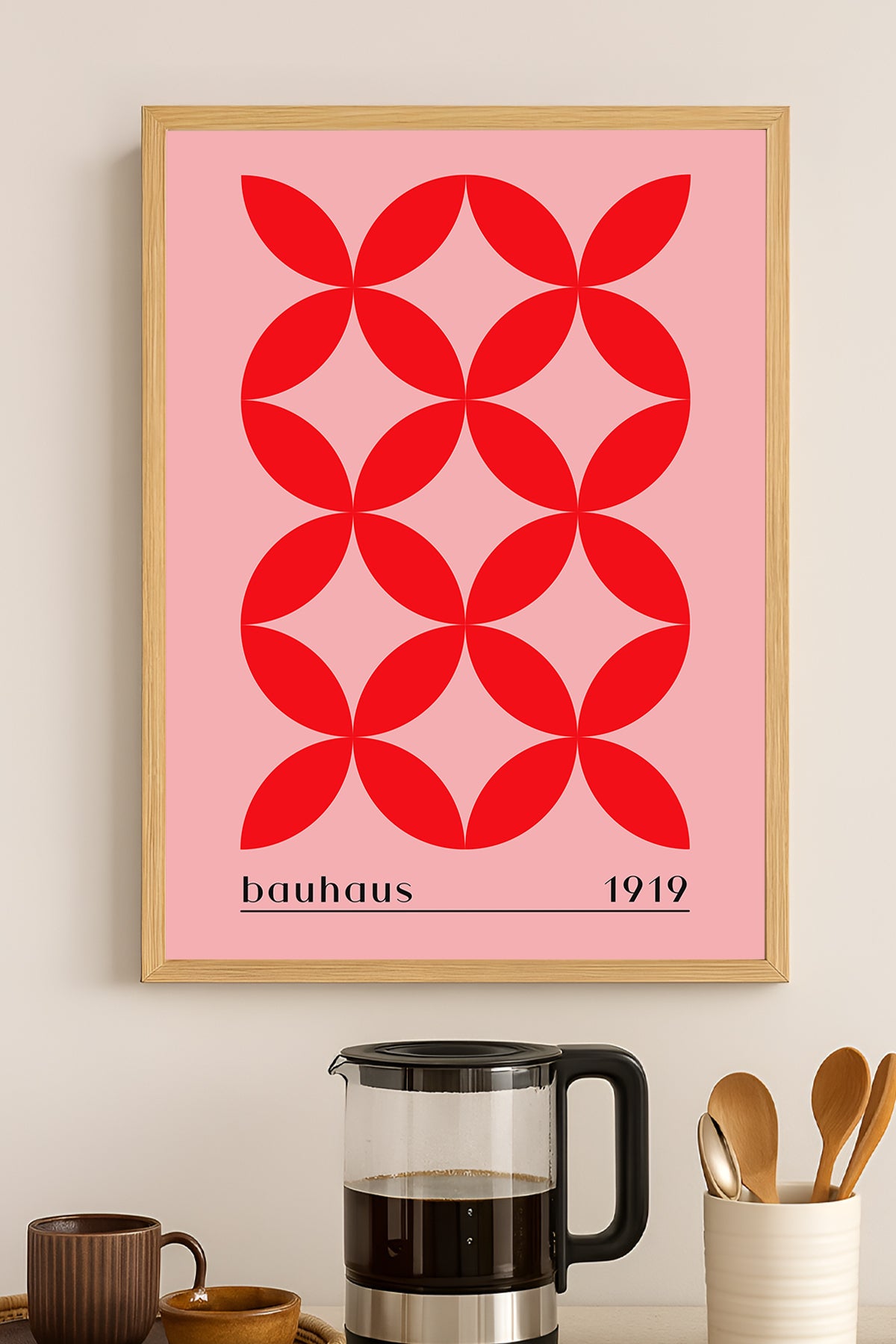 Bauhaus pembe zeminde kırmızı geometrik desen posteri – 3. görsel