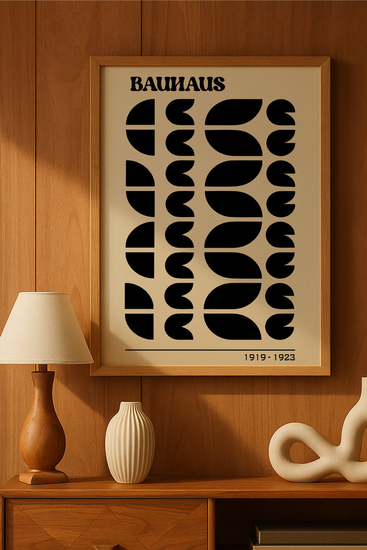 Bauhaus siyah hilal formları desenli monokrom posteri – 2. görsel
