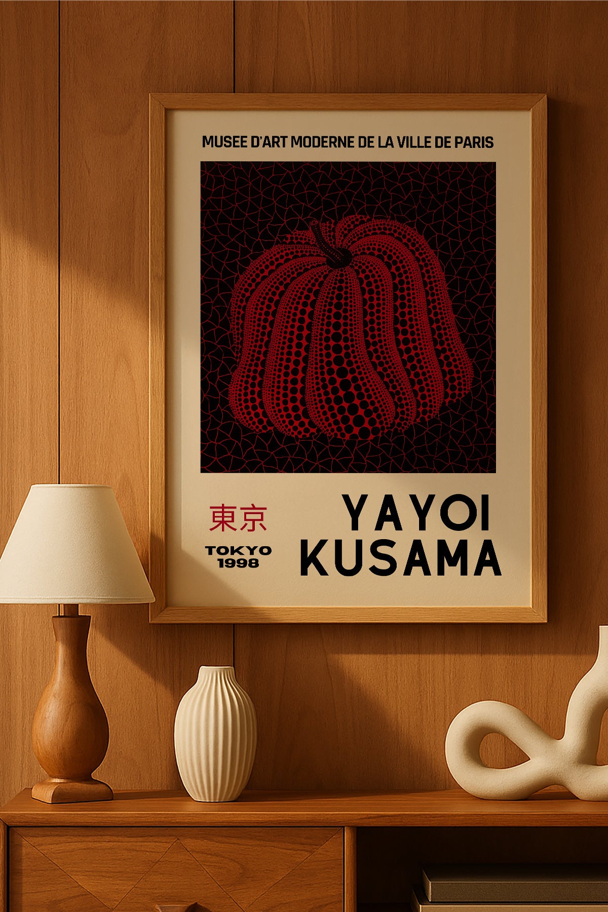 Yayoi Kusama kırmızı balkabağı siyah zeminli sergi posteri – 2. görsel