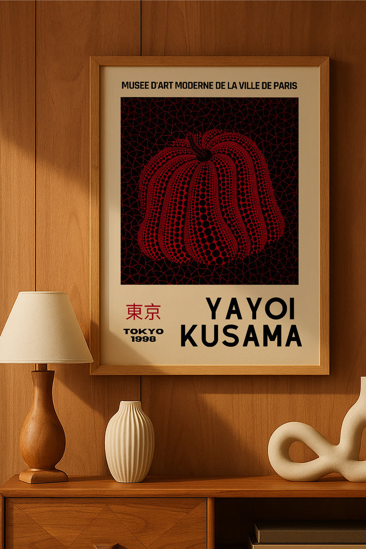 Yayoi Kusama kırmızı balkabağı siyah zeminli sergi posteri – 2. görsel