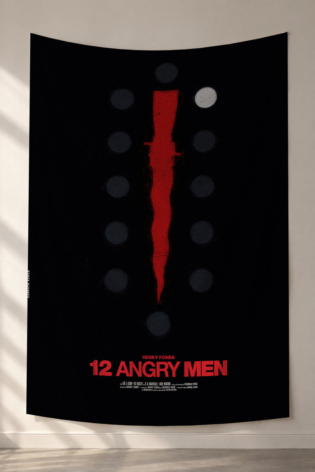 12 Angry Men siyah zemin kırmızı yırtık kumaş duvar örtüsü