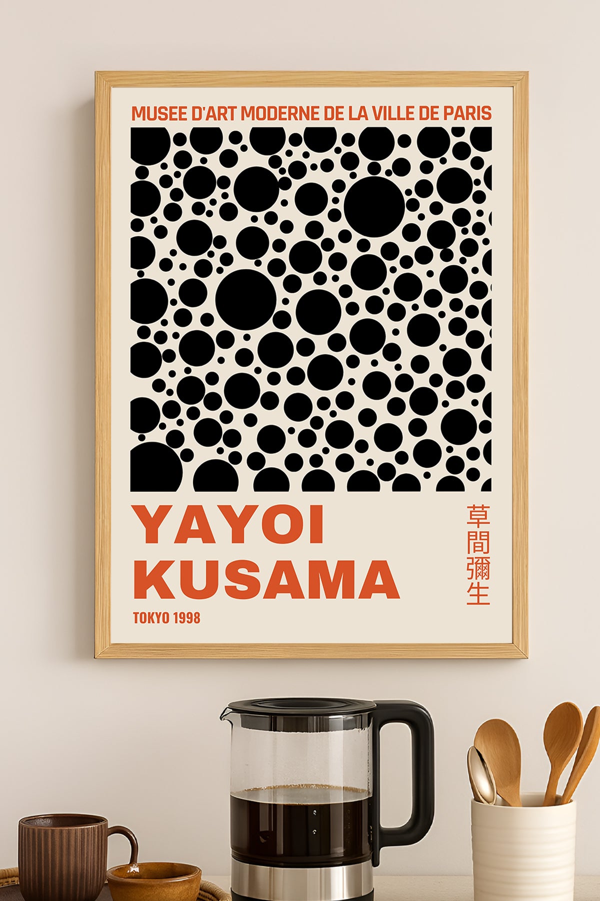 Yayoi Kusama siyah puantiyeli kırmızı yazılı sergi posteri – 3. görsel