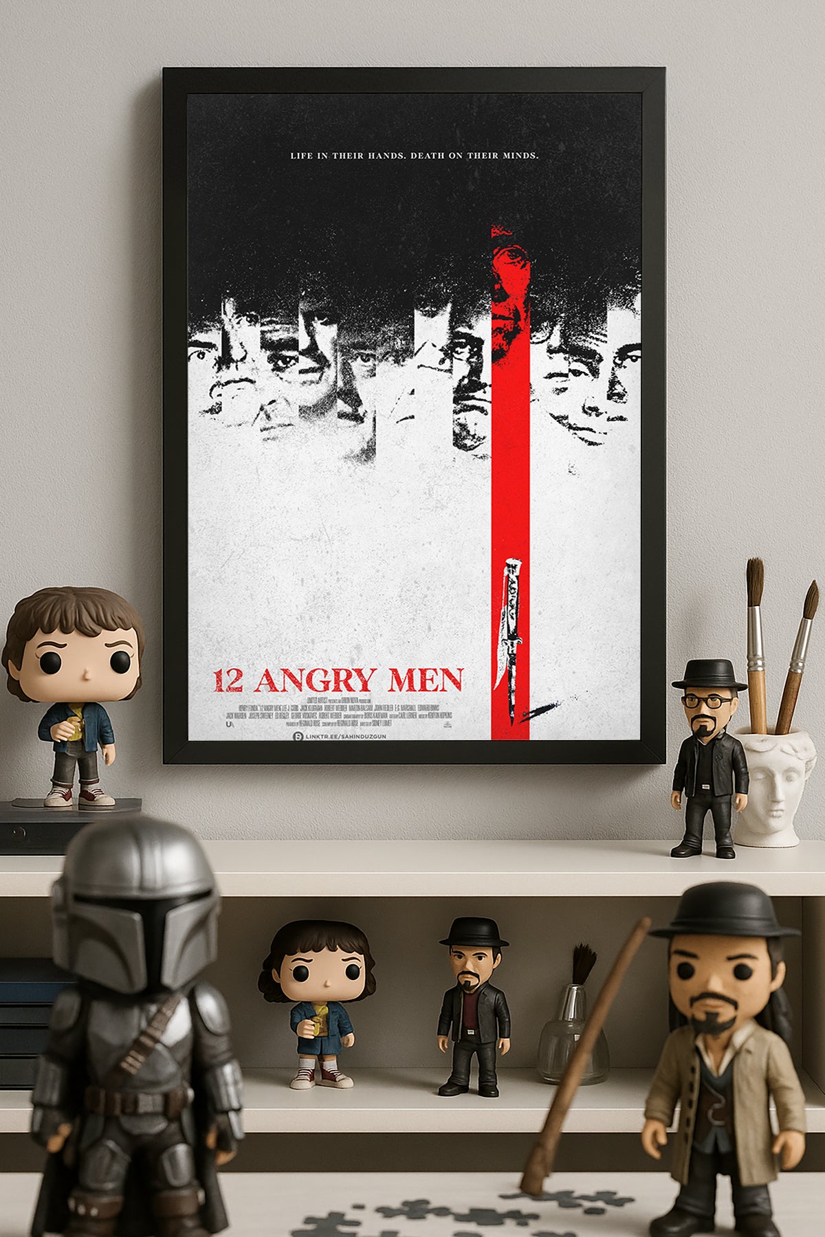 12 Angry Men siyah beyaz kalabalık ve kırmızı figürlü film posteri – 2. görsel
