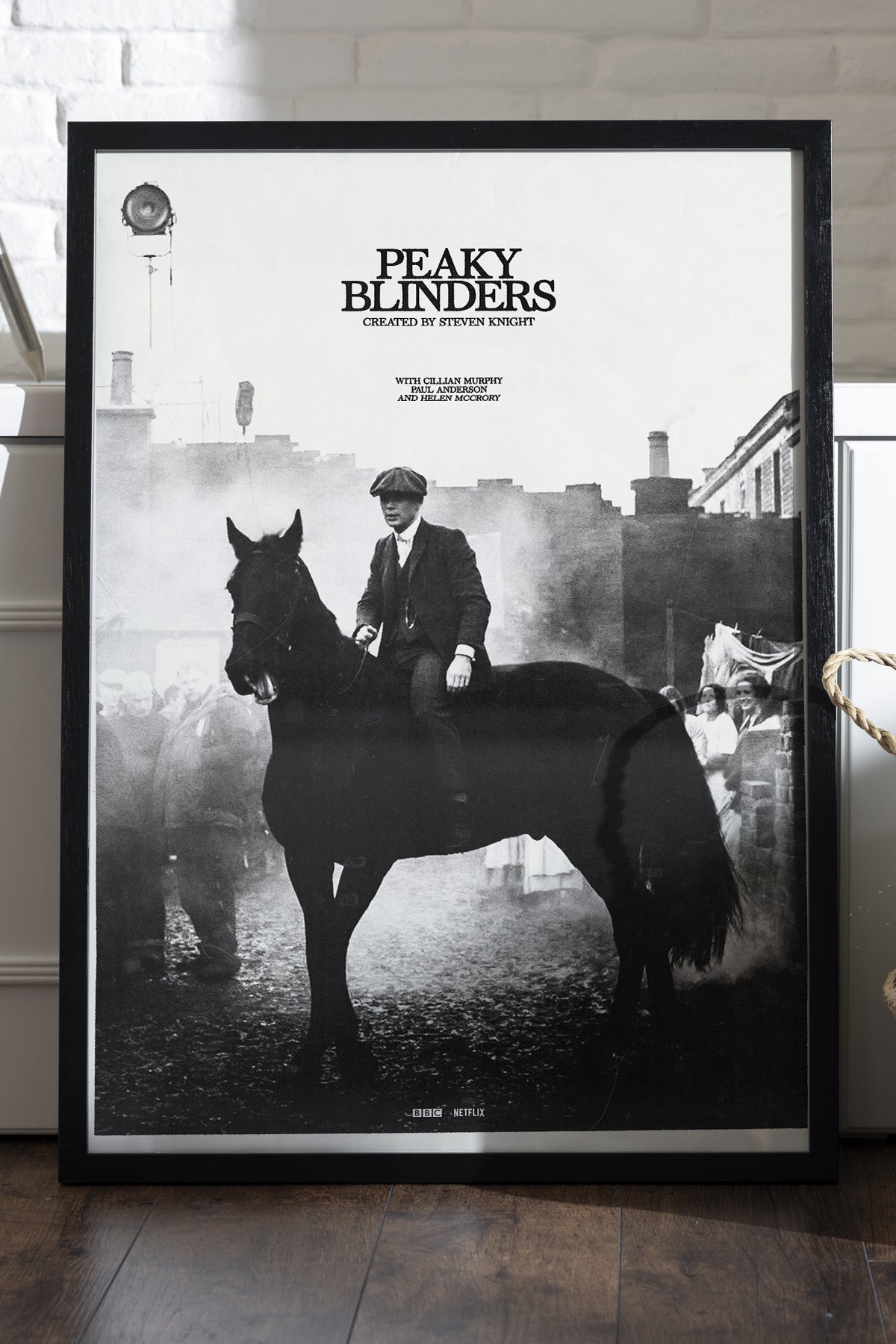 Peaky Blinders siyah beyaz atlı kasketli adam dizi posteri