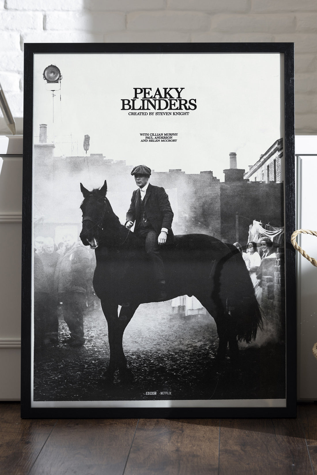 Peaky Blinders siyah beyaz atlı kasketli adam dizi posteri