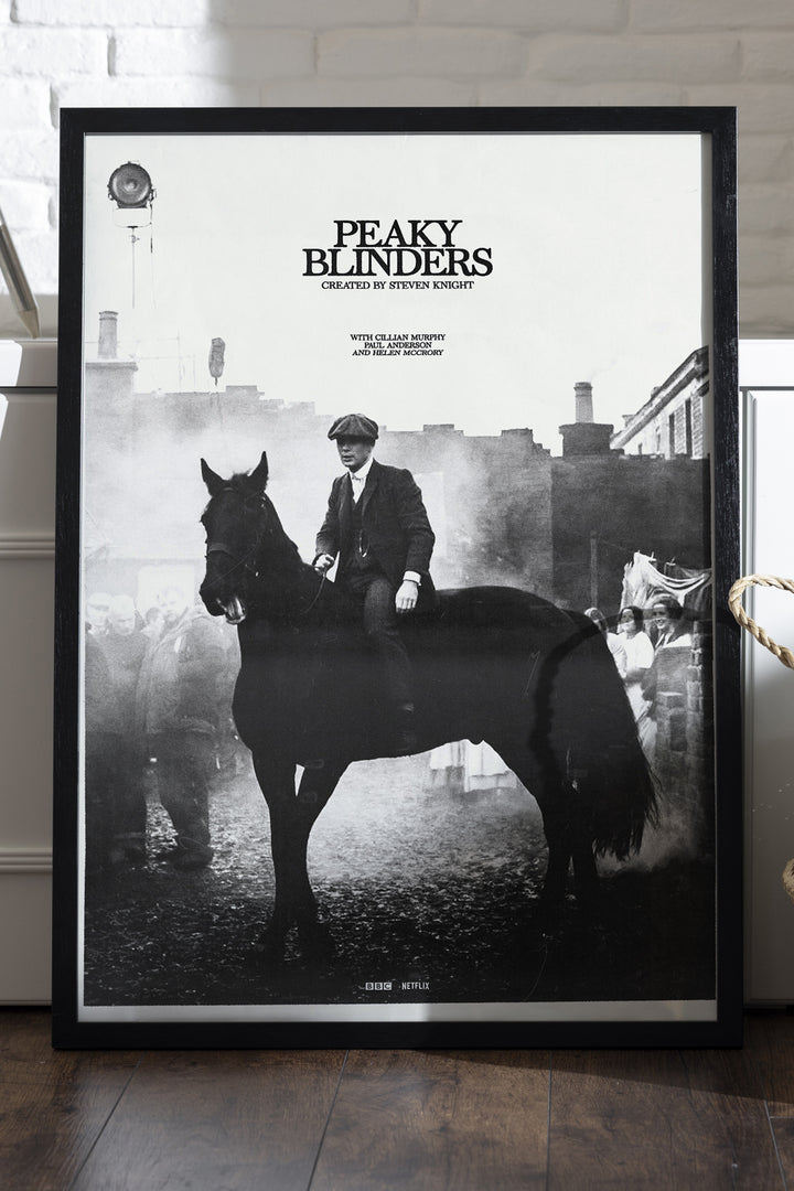 Peaky Blinders siyah beyaz atlı kasketli adam dizi posteri