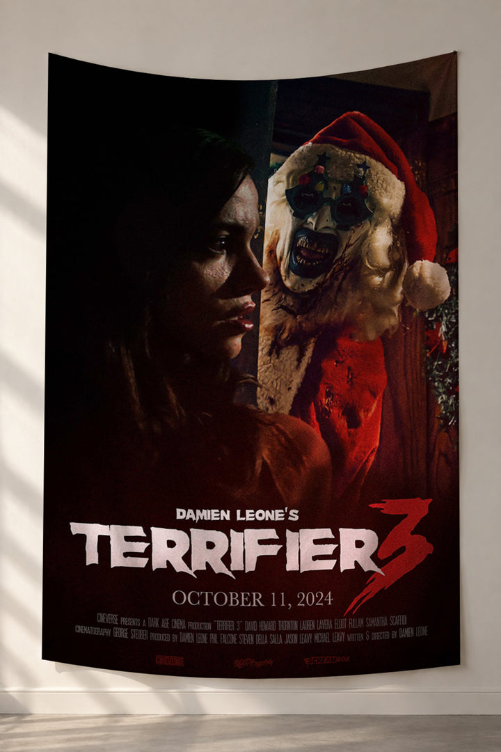 Kırmızı zeminde Noel şapkalı palyaço figürlü Terrifier 3 duvar örtüsü