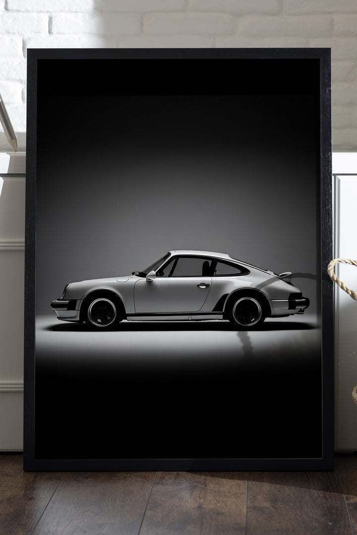 Karanlık stüdyo ışığında gümüş klasik Porsche 911 posteri