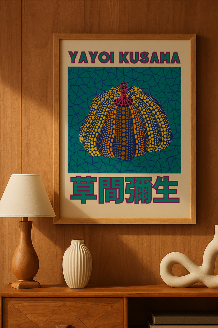 Yayoi Kusama mavi fonda renkli puantiyeli balkabağı posteri – 2. görsel
