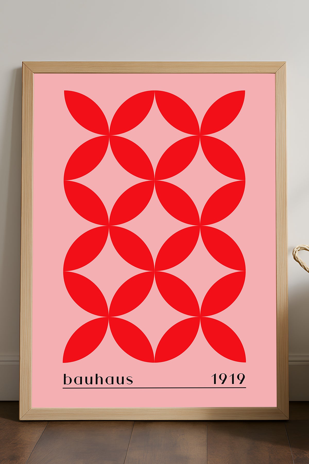 Bauhaus pembe zeminde kırmızı geometrik desen posteri