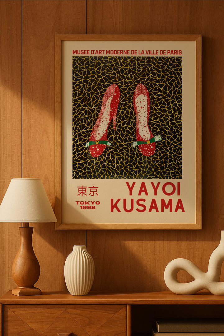 Yayoi Kusama kırmızı puantiyeli topuklu ayakkabı sergi posteri – 2. görsel
