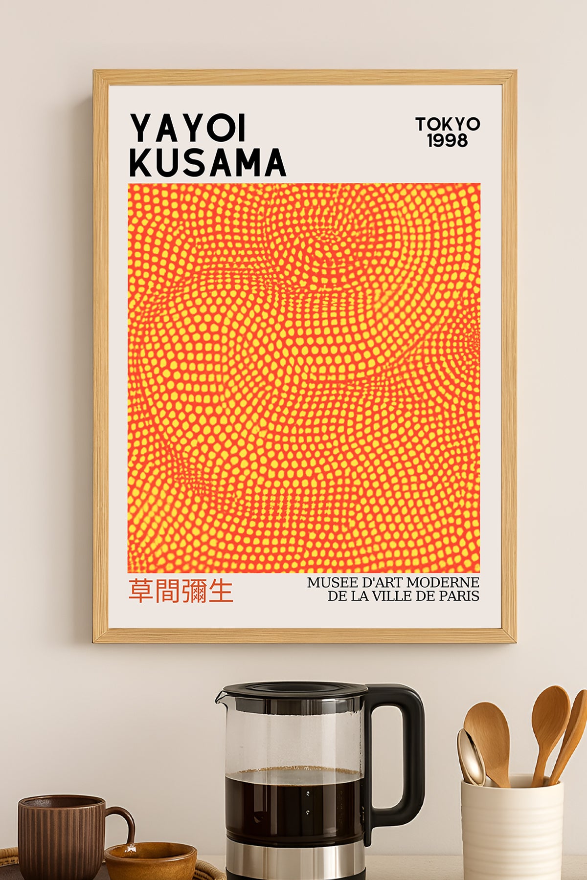 Yayoi Kusama turuncu noktalı dalga desenli sergi posteri – 3. görsel