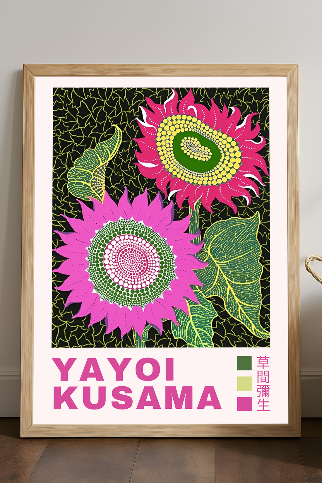 Yayoi Kusama pembe puantiyeli çiçekler koyu zeminli posteri
