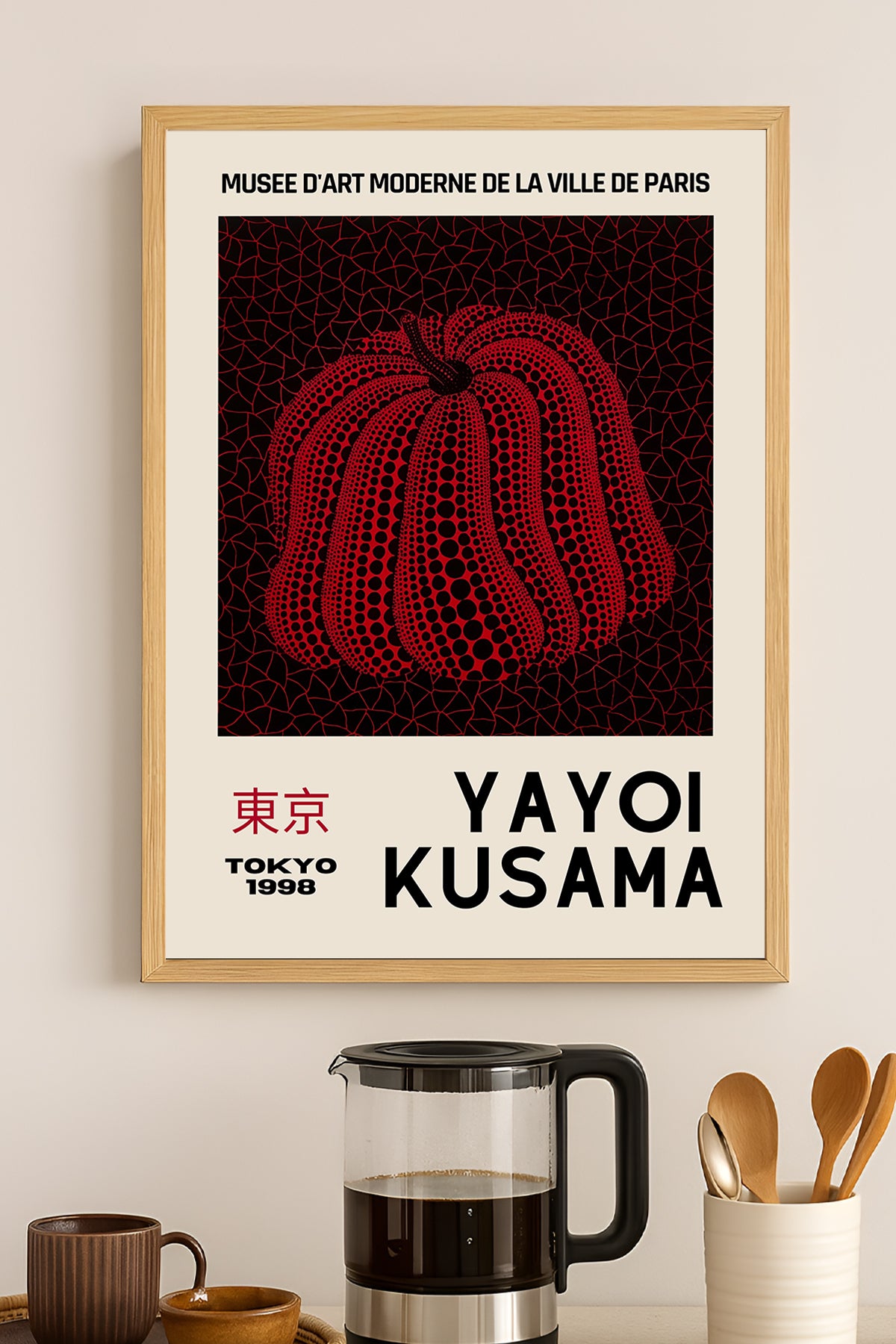 Yayoi Kusama kırmızı balkabağı siyah zeminli sergi posteri – 3. görsel