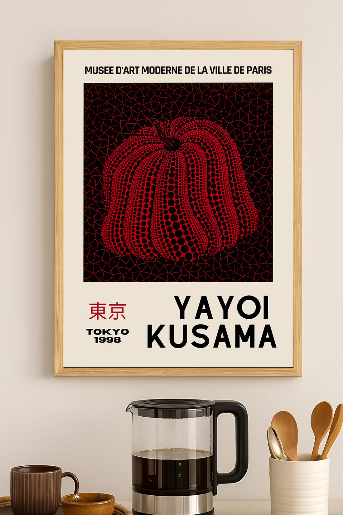 Yayoi Kusama kırmızı balkabağı siyah zeminli sergi posteri – 3. görsel