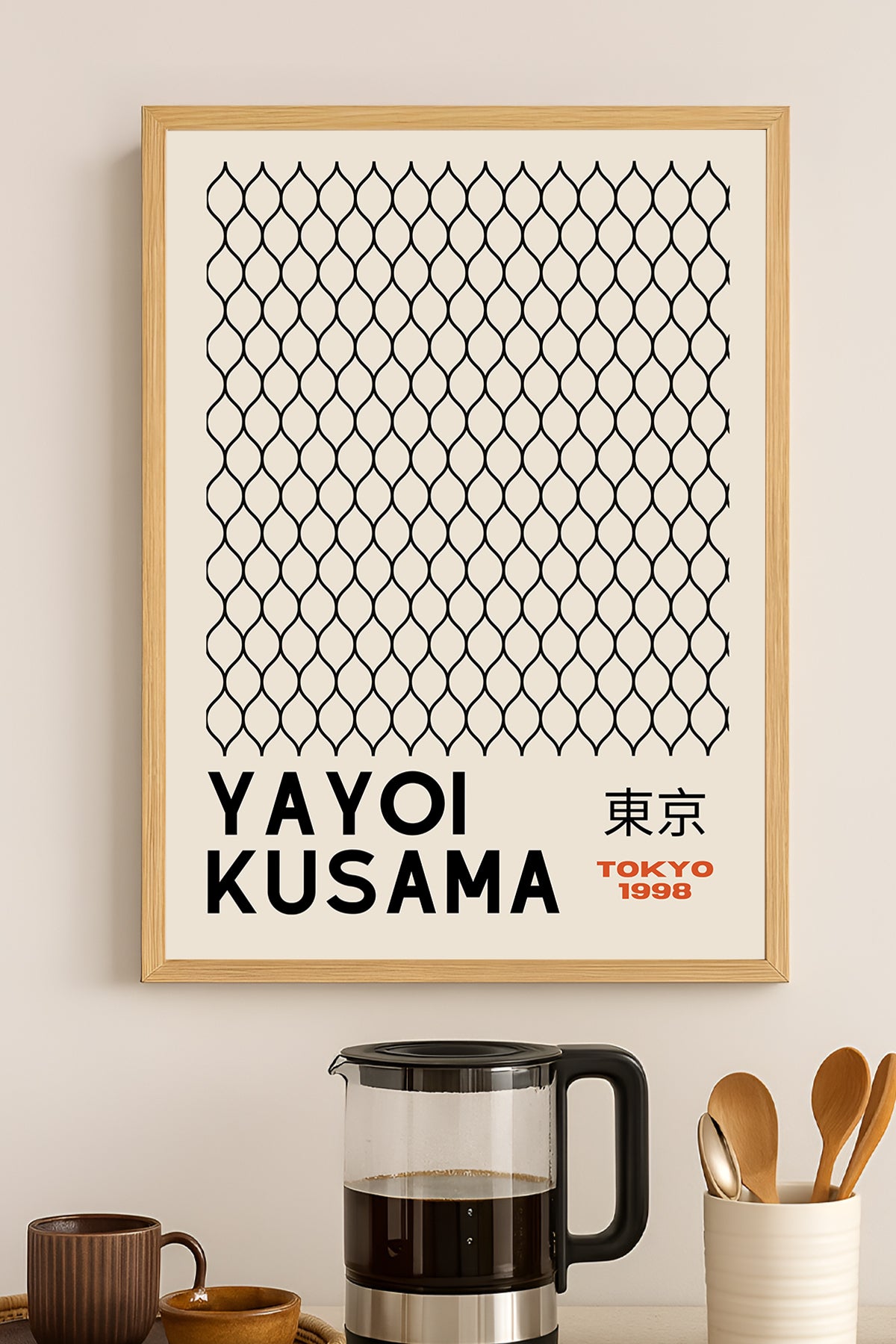 Yayoi Kusama ince siyah kafes ağı desenli sade sergi posteri – 3. görsel