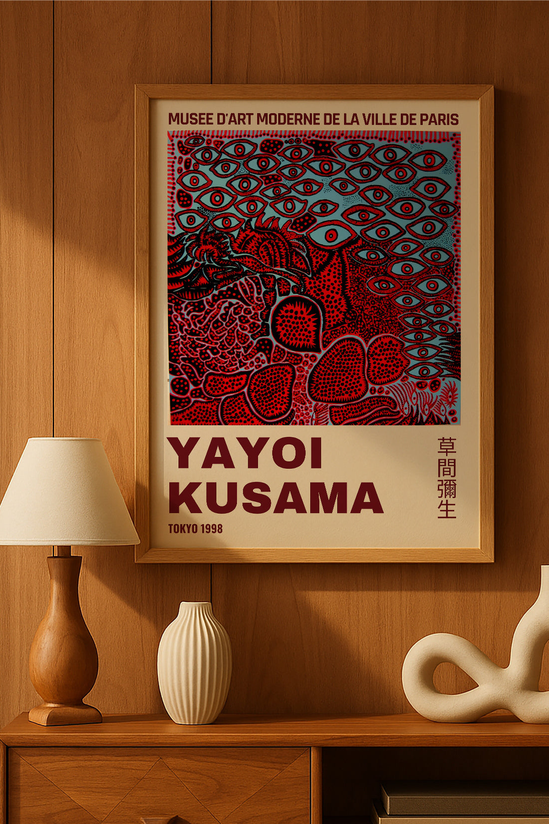 Yayoi Kusama bordo göz motifli desen sergi posteri – 2. görsel
