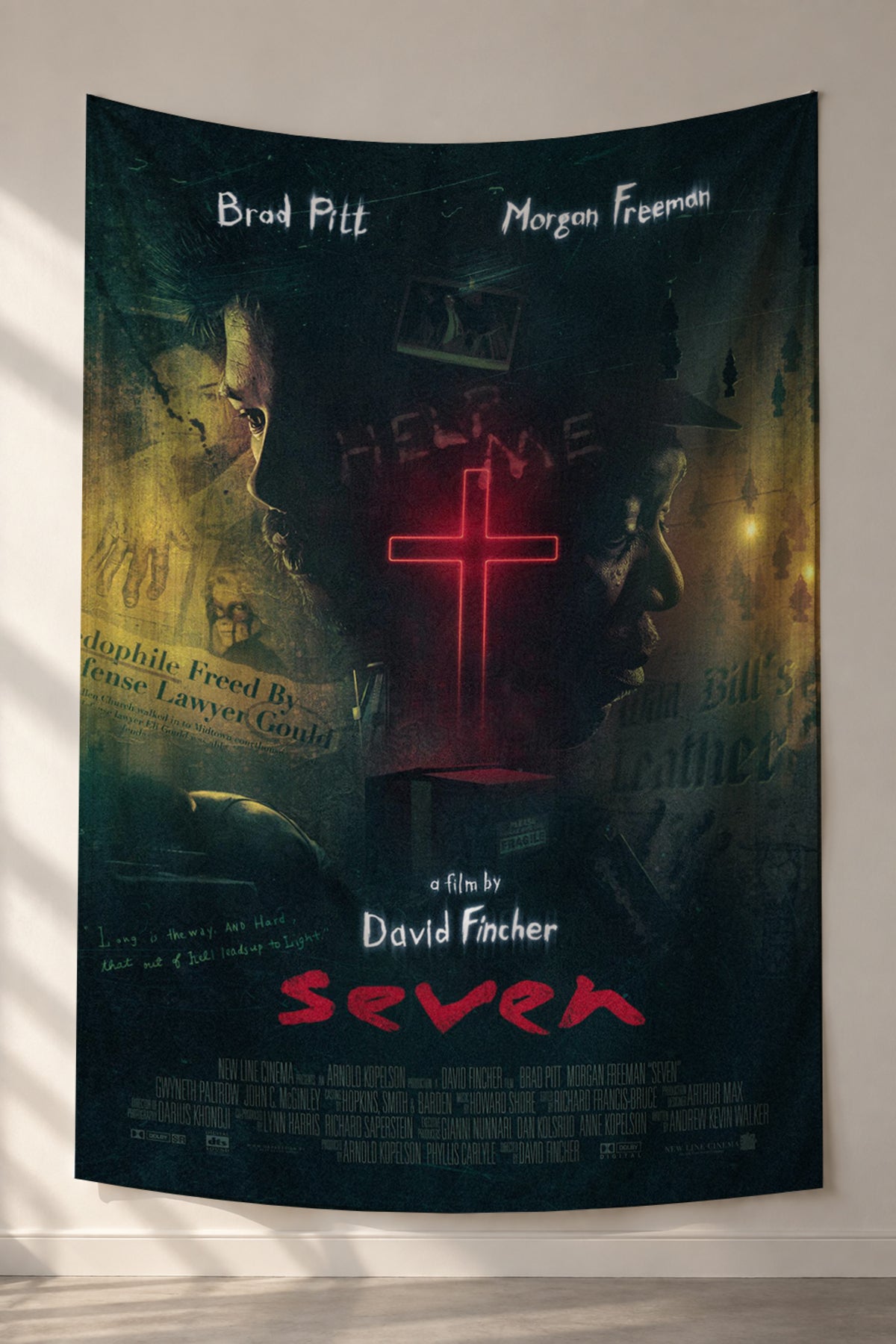 Yeşil tonlu karanlık oda ve kırmızı haçlı Seven duvar örtüsü