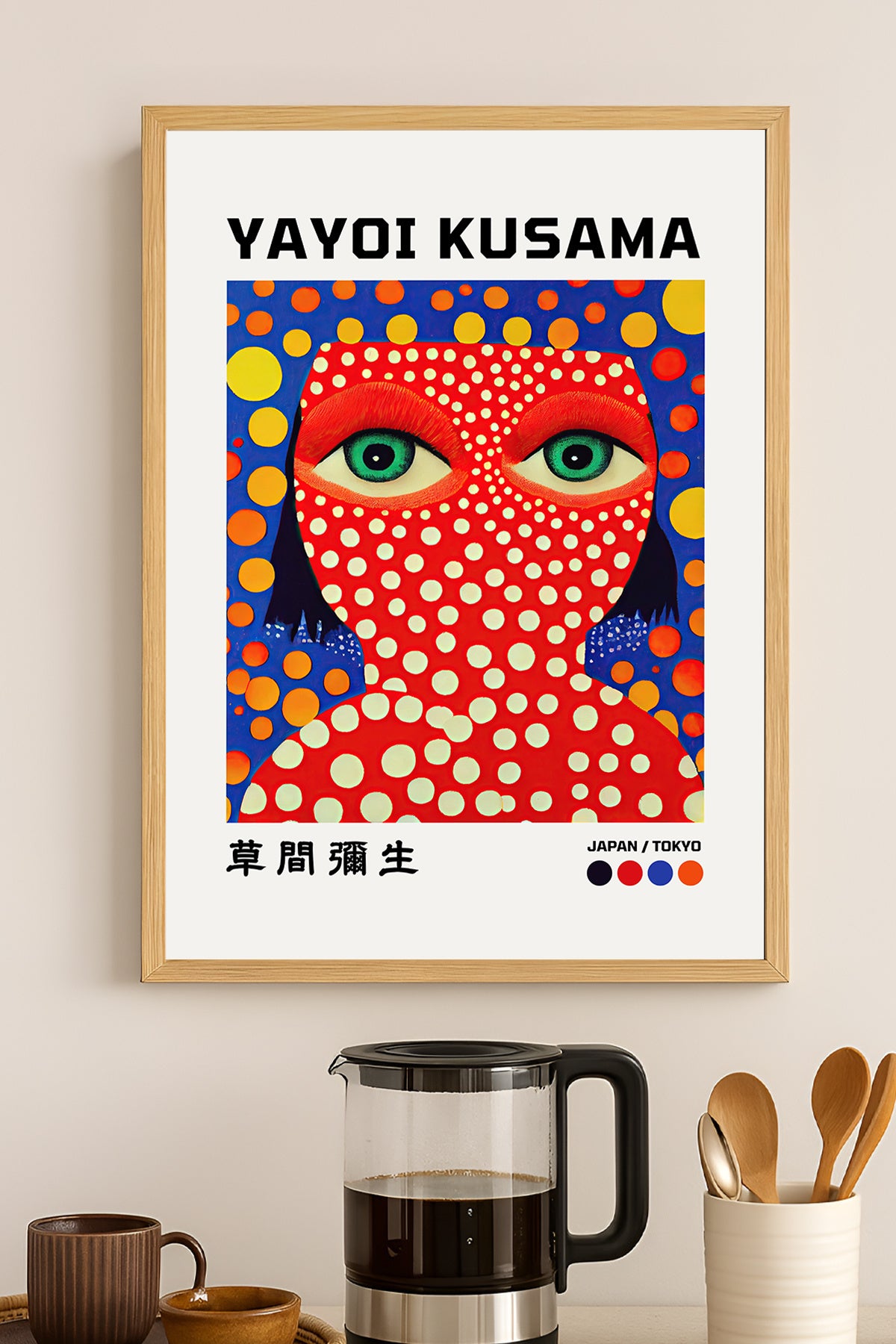 Yayoi Kusama kırmızı puantiyeli yüz portresi sergi posteri – 3. görsel