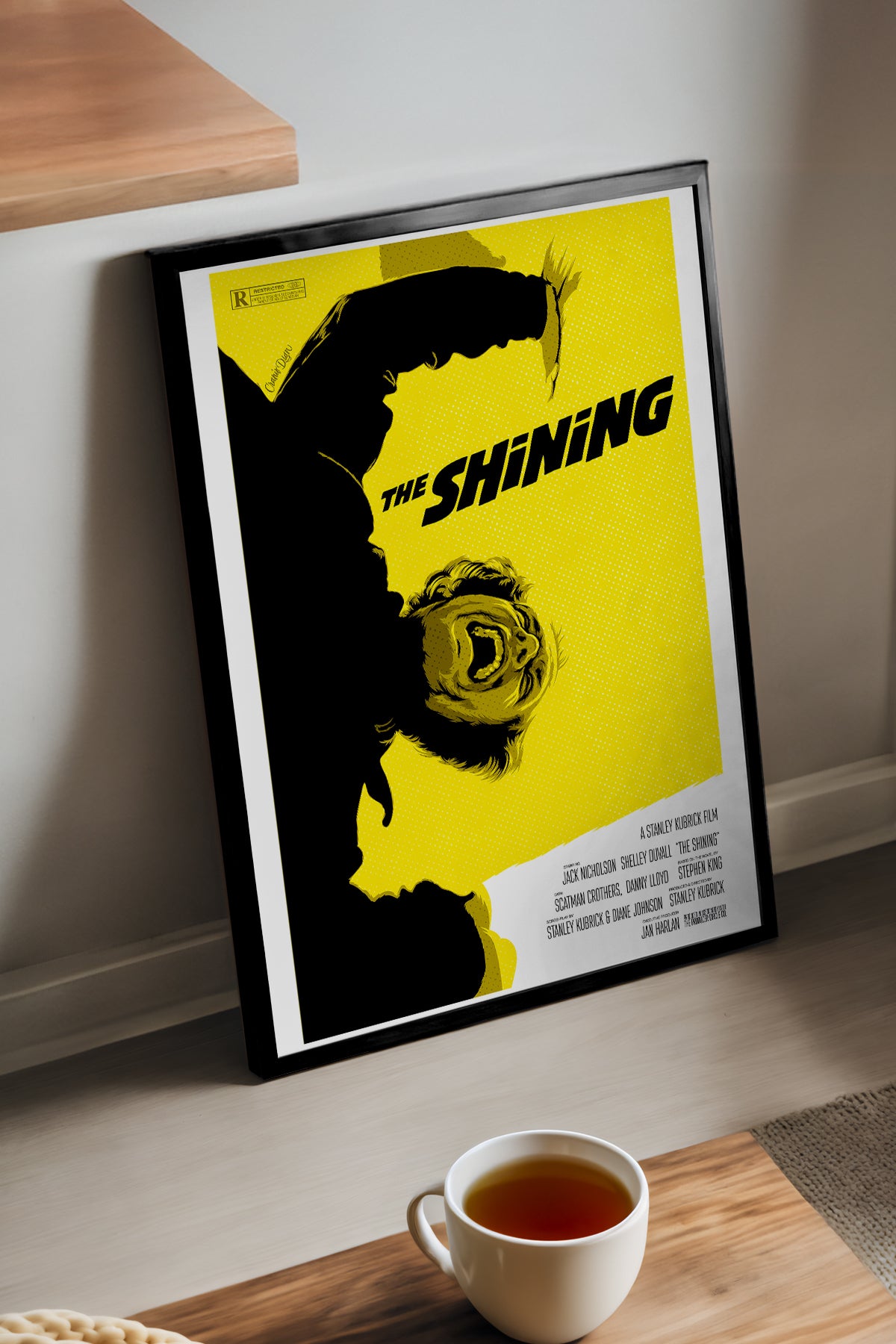 The Shining sarı zemin siyah profil silüeti film posteri – 4. görsel