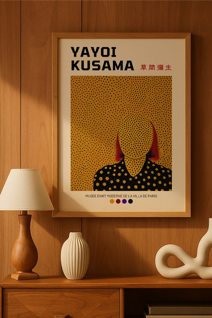 Yayoi Kusama sarı puantiyeli zemin ve figür sergi posteri – 2. görsel
