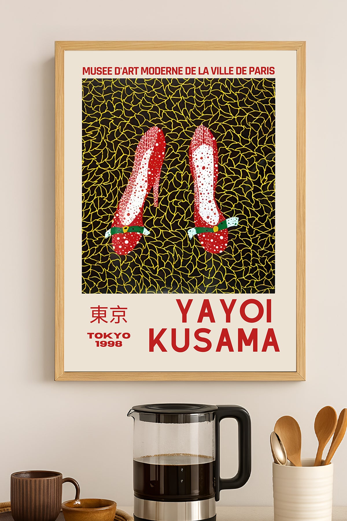 Yayoi Kusama kırmızı puantiyeli topuklu ayakkabı sergi posteri – 3. görsel