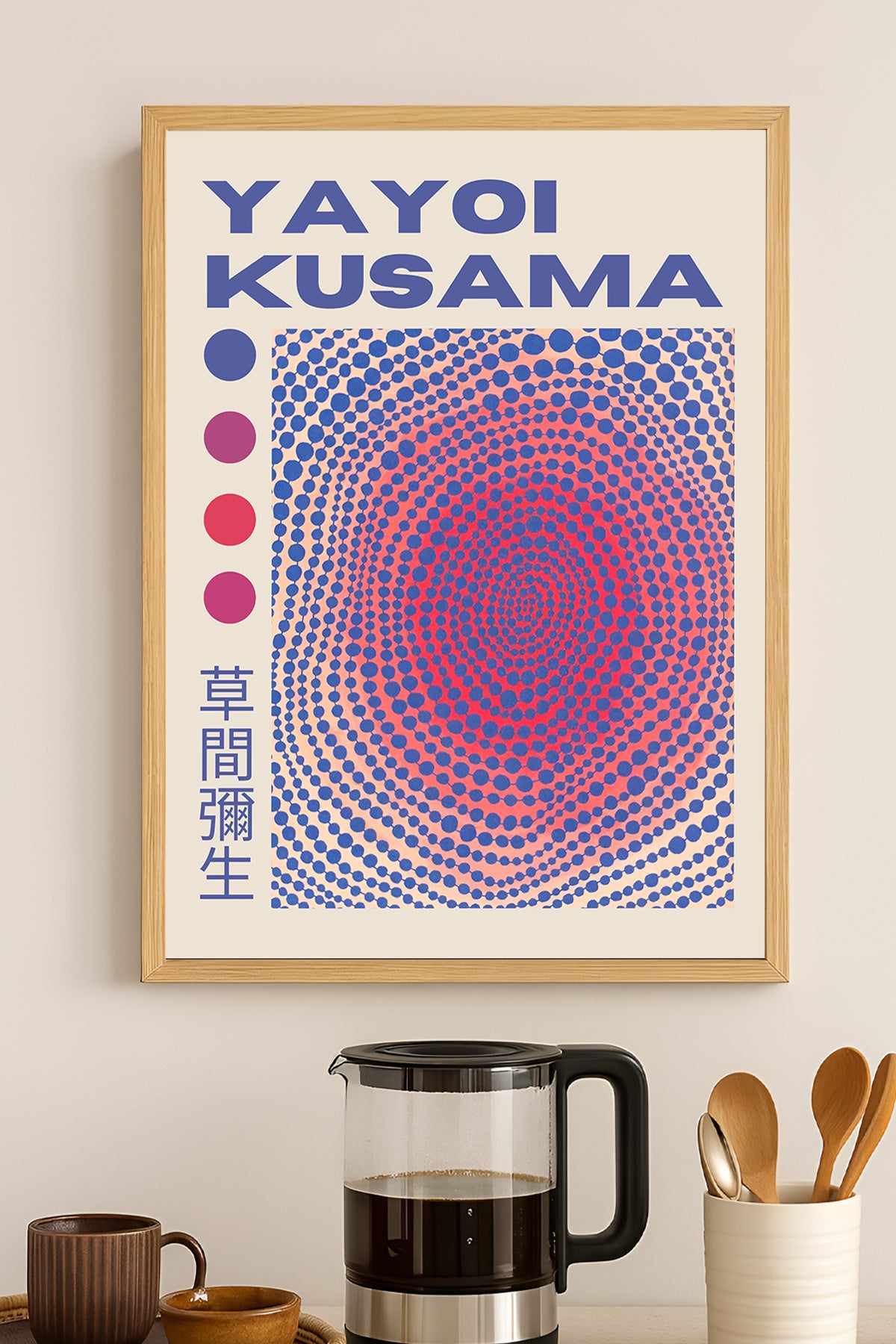 Yayoi Kusama mor pembe noktalı halka desenli sergi posteri – 3. görsel