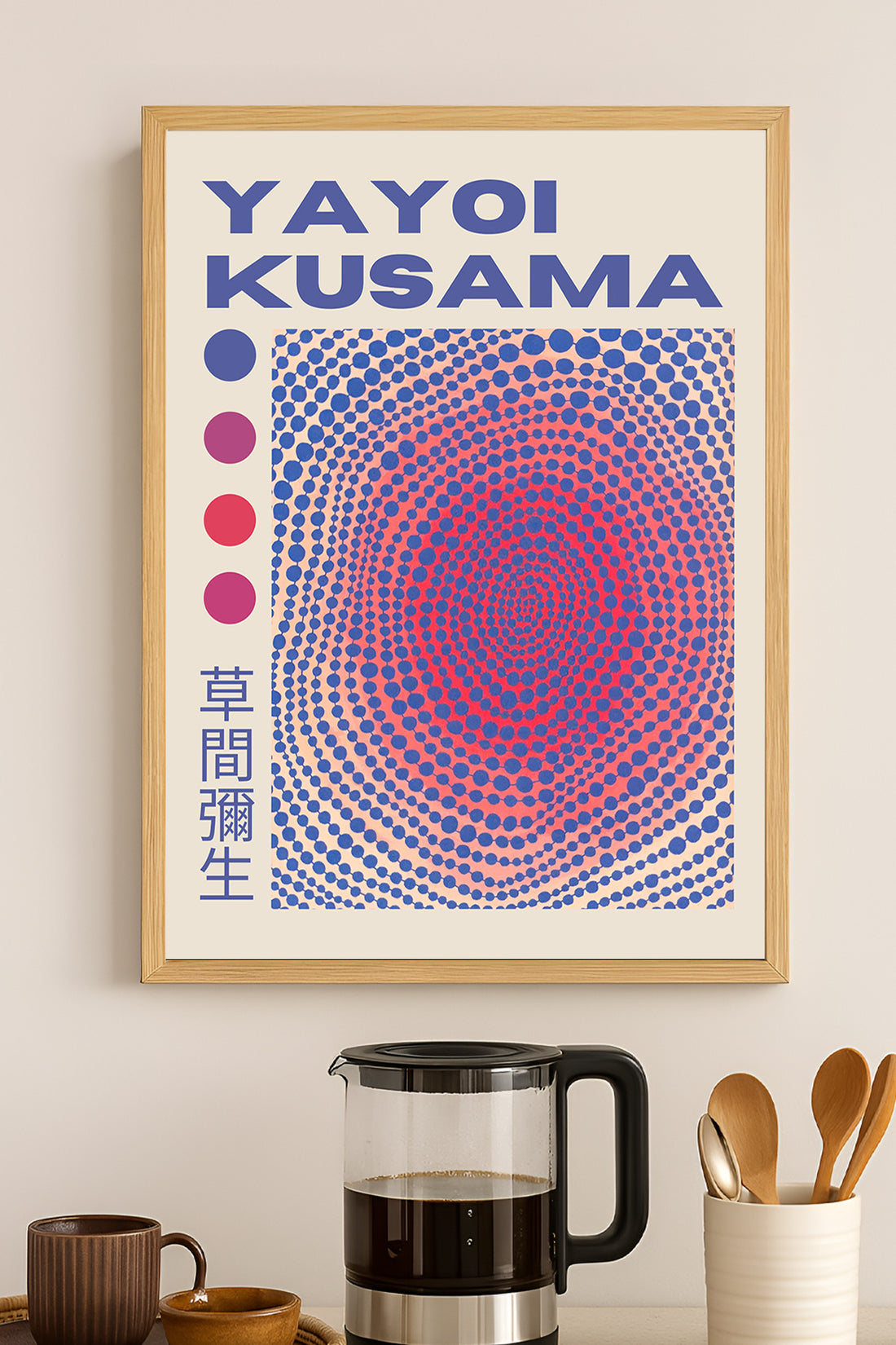 Yayoi Kusama mor pembe noktalı halka desenli sergi posteri – 3. görsel