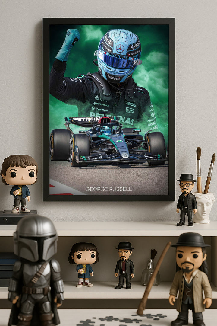 George Russell yeşil fonda kasklı pilot ve yarış aracı F1 posteri – 2. görsel