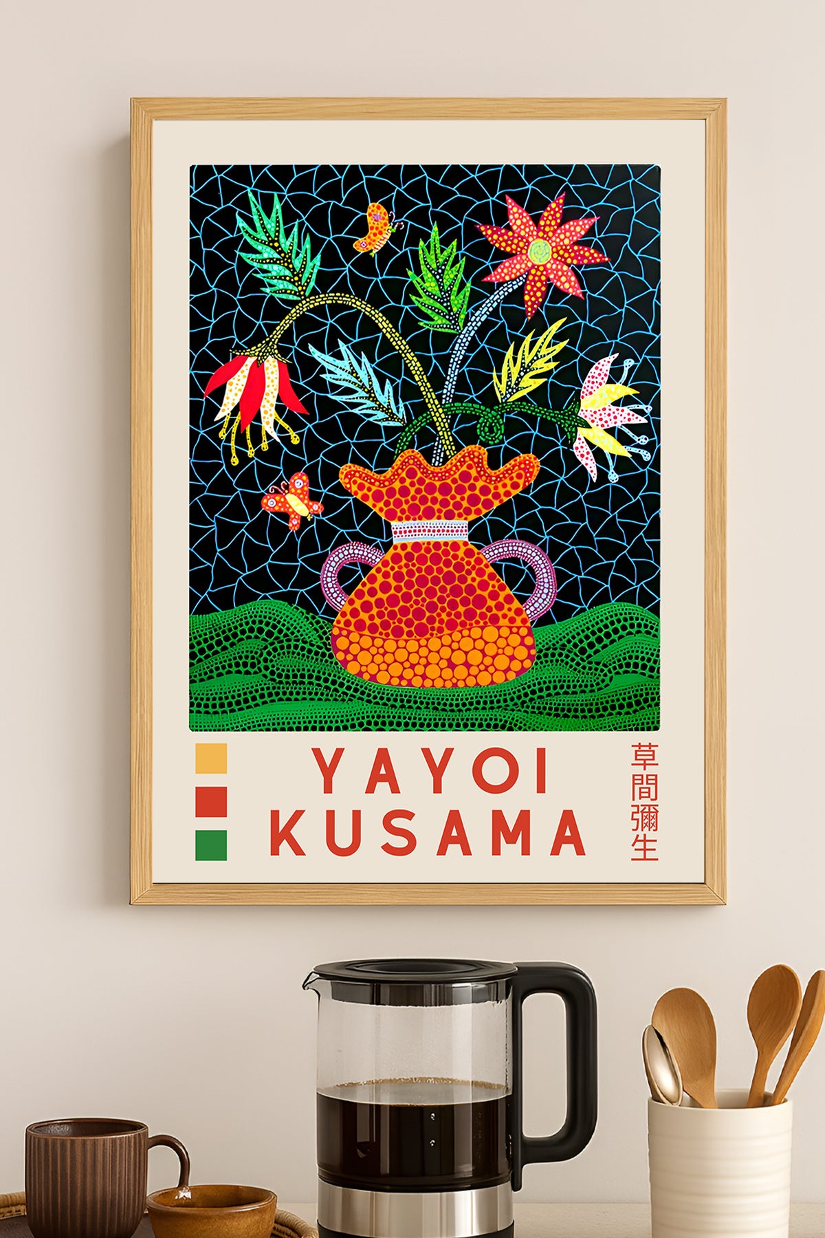 Yayoi Kusama lacivert fonda çiçekli vazo sergi posteri – 3. görsel