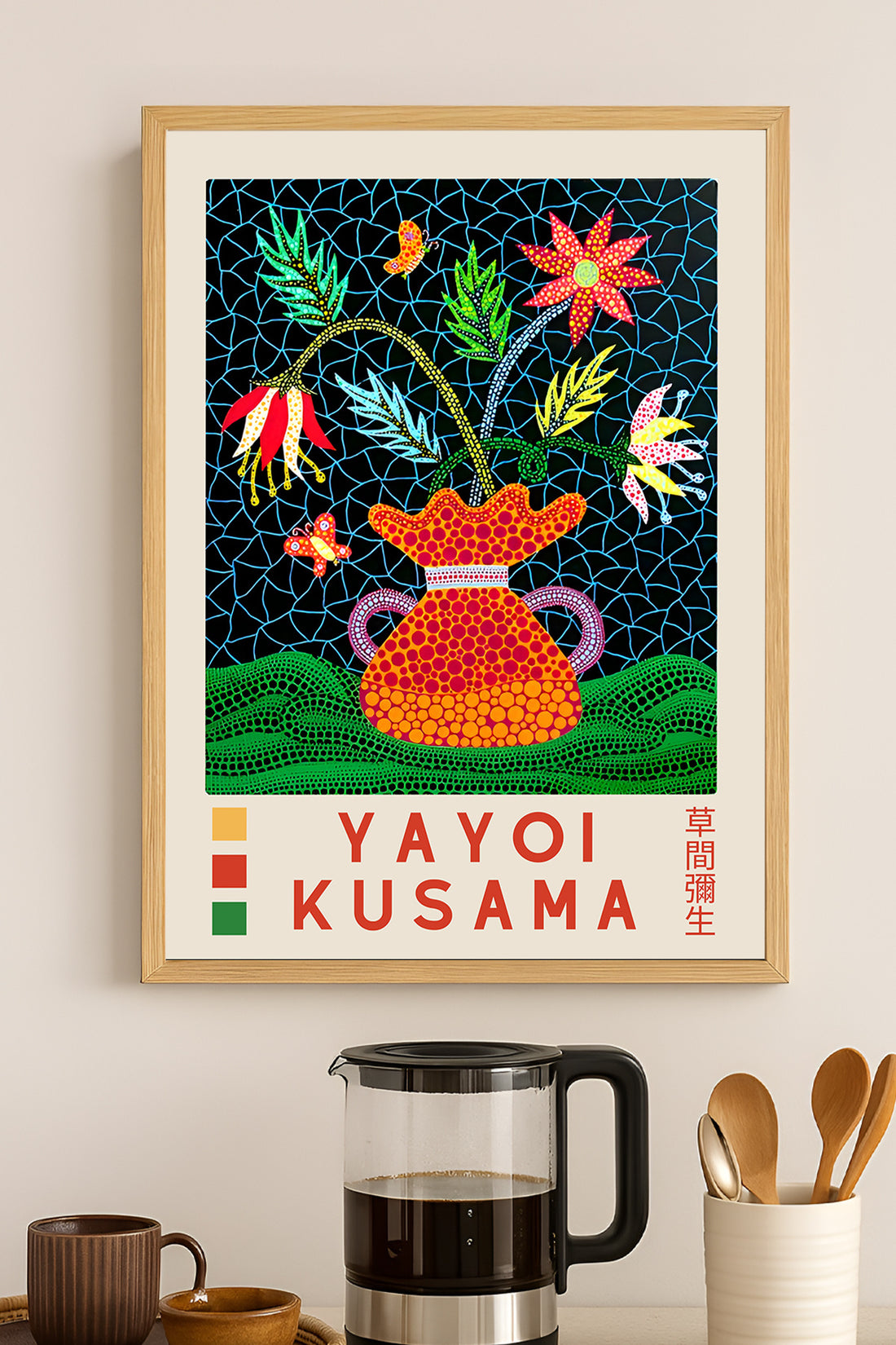 Yayoi Kusama lacivert fonda çiçekli vazo sergi posteri – 3. görsel