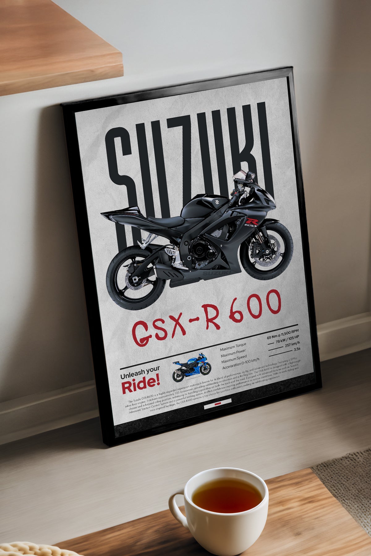 Suzuki GSX-R 600 siyah spor motosiklet kırmızı yazılı posteri – 2. görsel