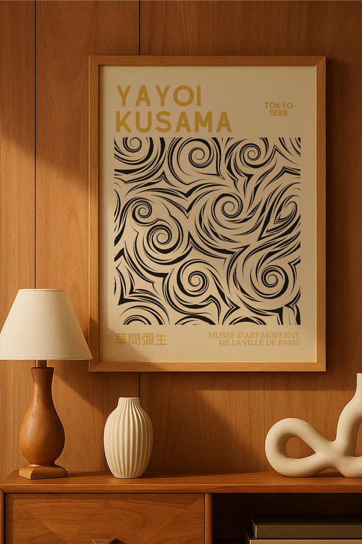 Yayoi Kusama siyah spiral girdap desenli sarı başlıklı posteri – 2. görsel