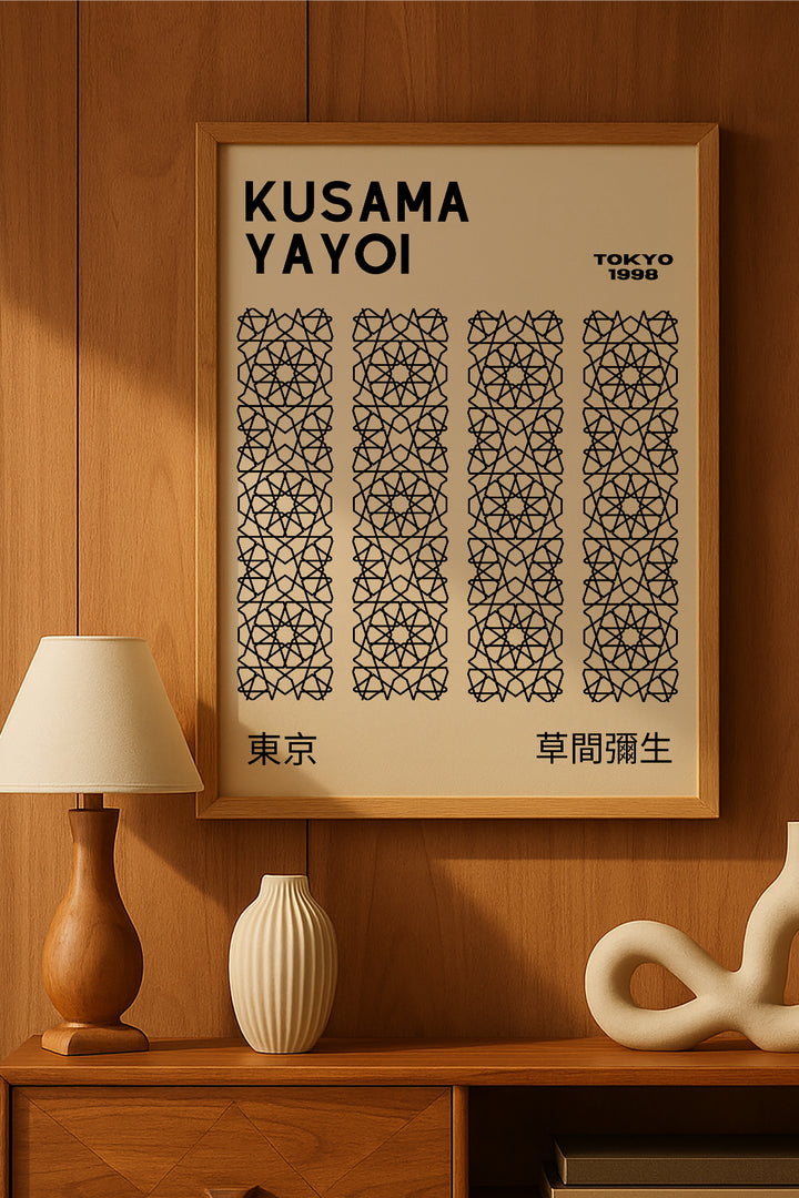 Yayoi Kusama dikey zincir desenli minimal sergi posteri – 2. görsel