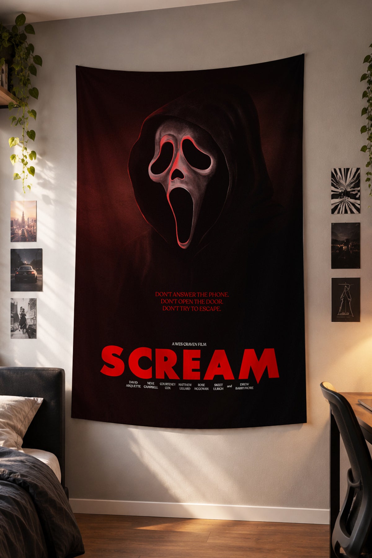 Koyu zeminde karanlıktan beliren Ghostface maskeli Scream duvar örtüsü – 2. görsel