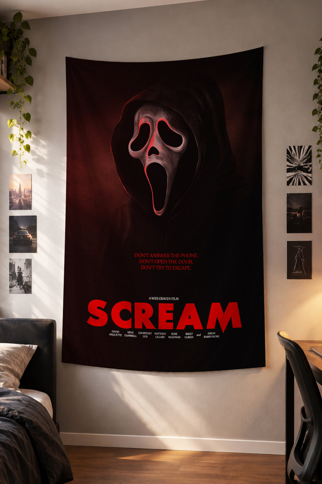 Koyu zeminde karanlıktan beliren Ghostface maskeli Scream duvar örtüsü – 2. görsel