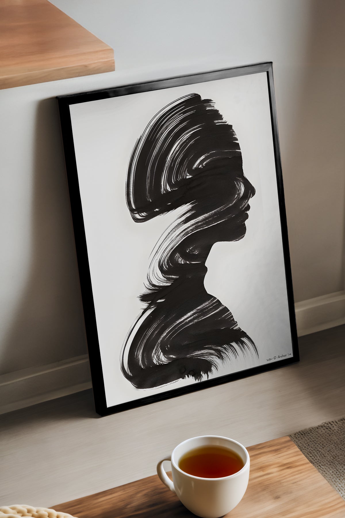 Ink Whisper siyah fırça darbeli kadın profili soyut poster çerçeveli tablo – 2. görsel