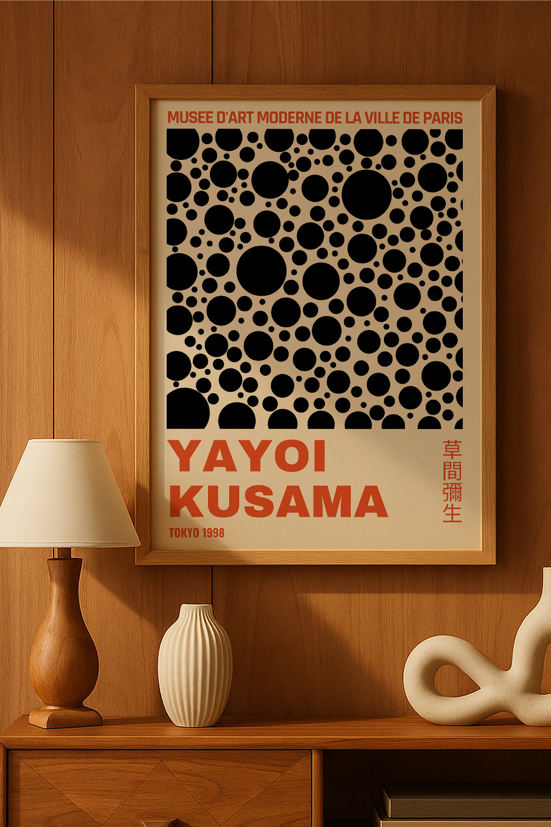 Yayoi Kusama siyah puantiyeli kırmızı yazılı sergi posteri – 2. görsel