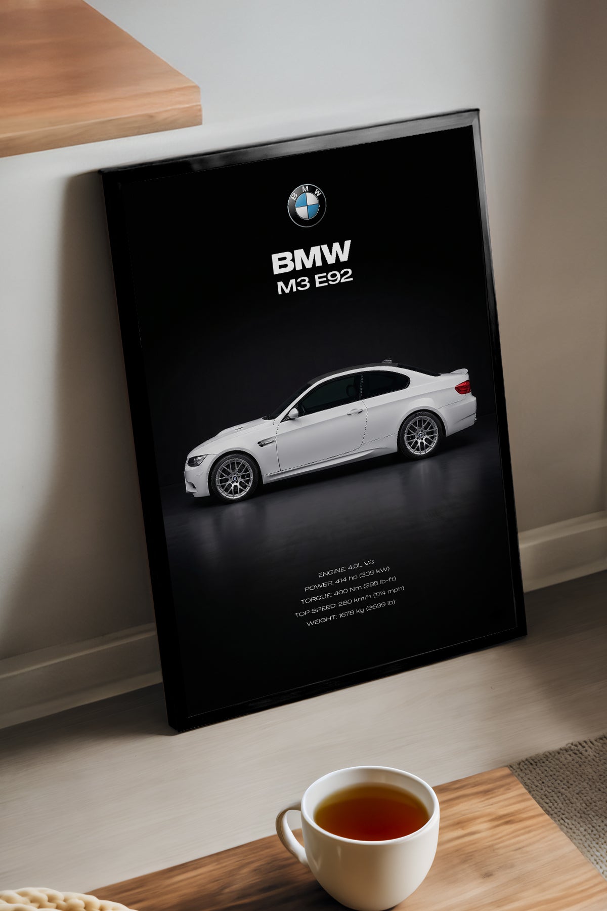 BMW M3 E92 siyah zeminde beyaz coupe posteri – 2. görsel