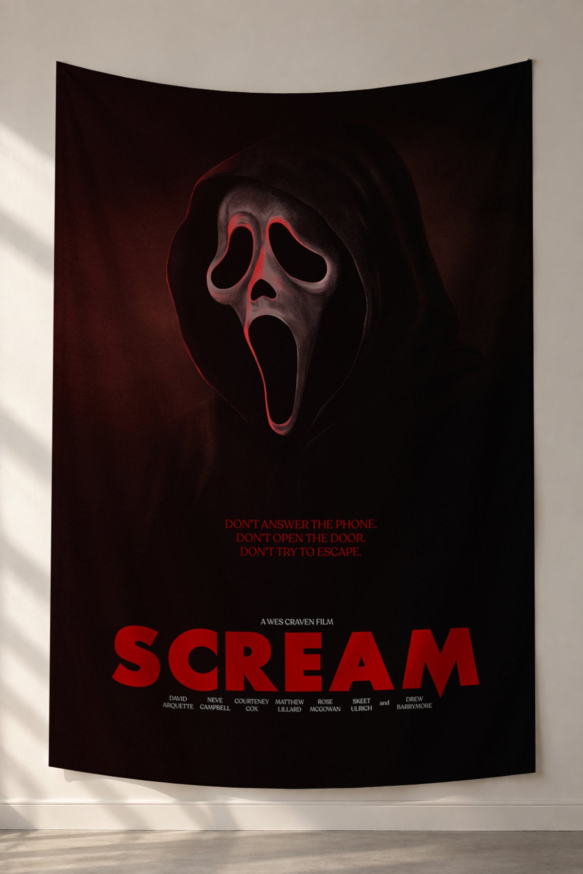 Koyu zeminde karanlıktan beliren Ghostface maskeli Scream duvar örtüsü