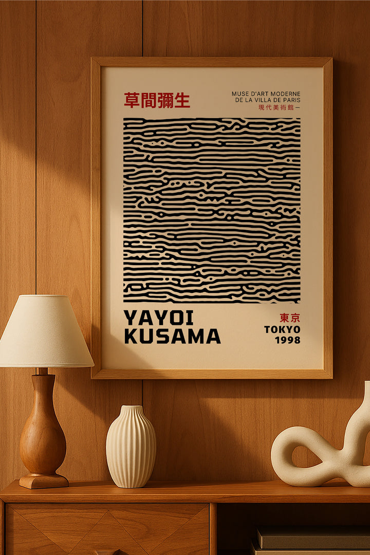 Yayoi Kusama siyah dalgalı şerit desenli sergi posteri – 2. görsel