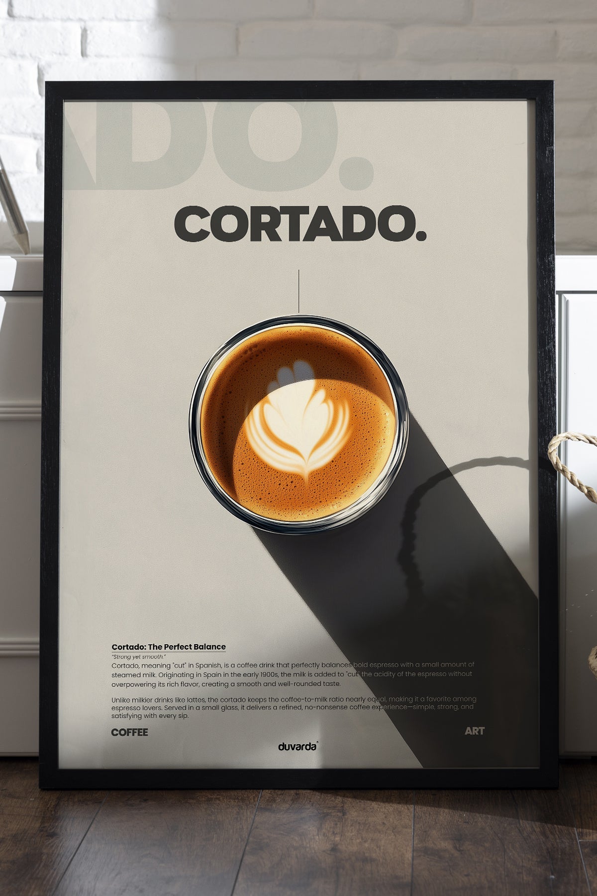 Cortado gri zeminde gölgeli siyah fincan kahve posteri