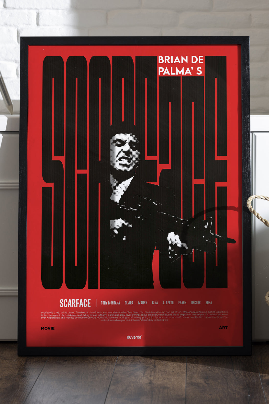 Kırmızı zeminde siyah tipografili Scarface film posteri